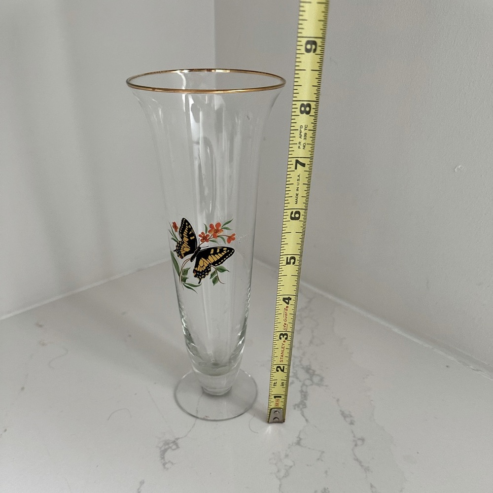 Very cute vintage bud vase with gold rim